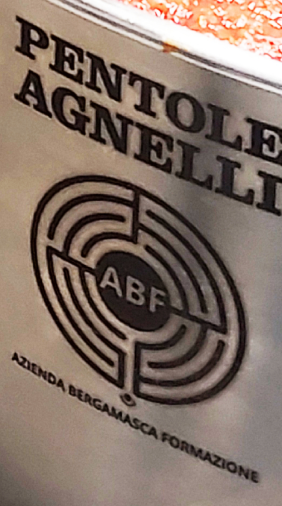 ausladende, strahlende Pfanne zum Sautieren