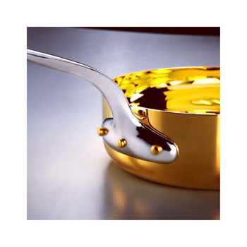 Niedriger goldener Topf mit Griff