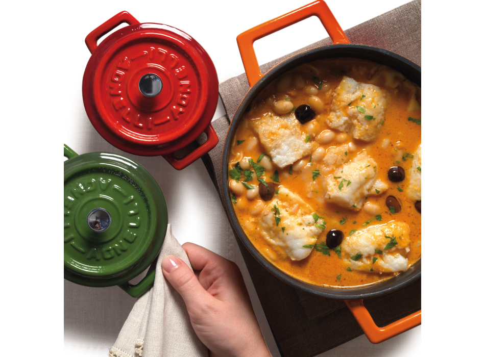 Cast iron two-handle saucepan with lid 20cm